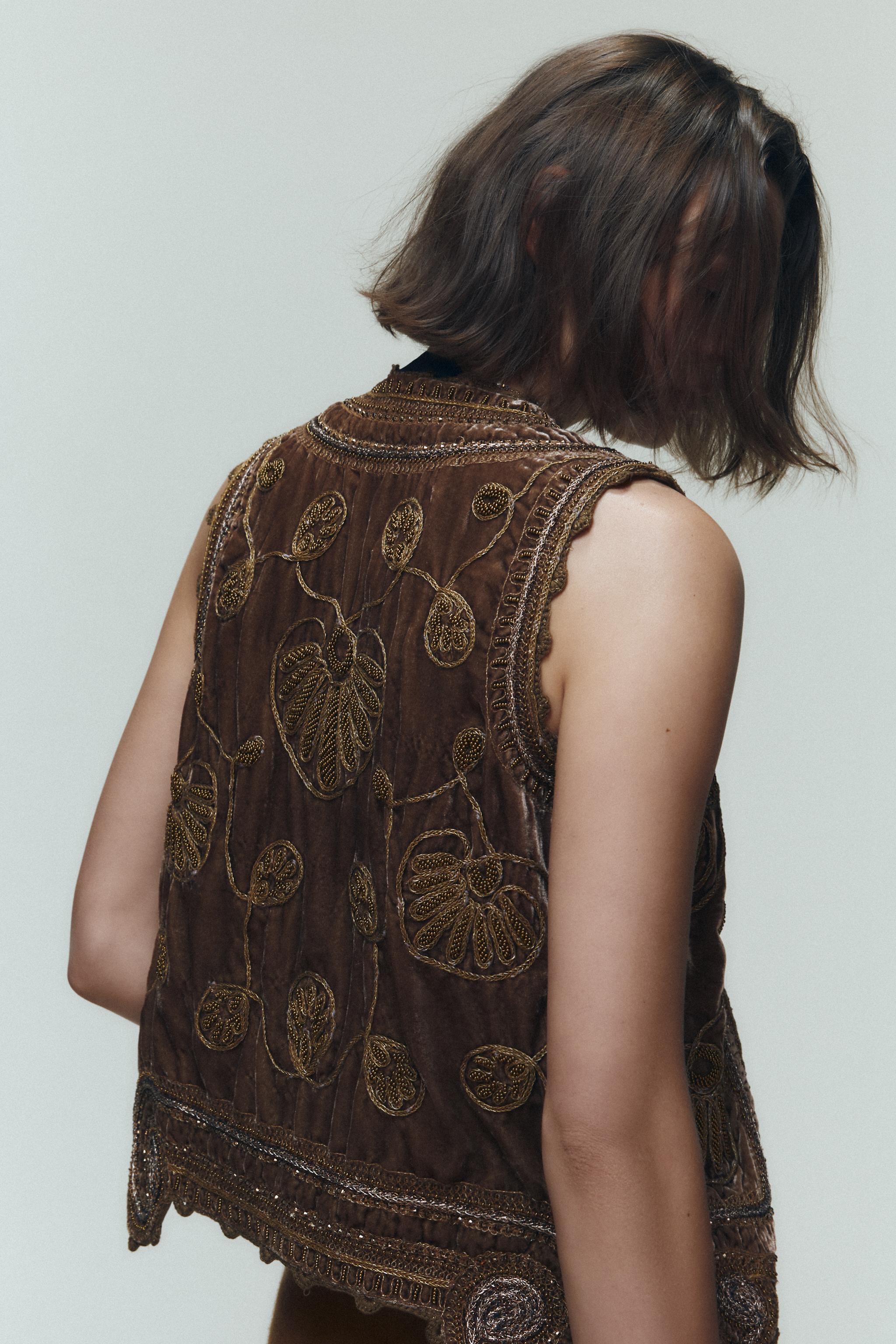 GILET EN VELOURS BRODERIES ET FANTAISIE ÉDITION LIMITÉE